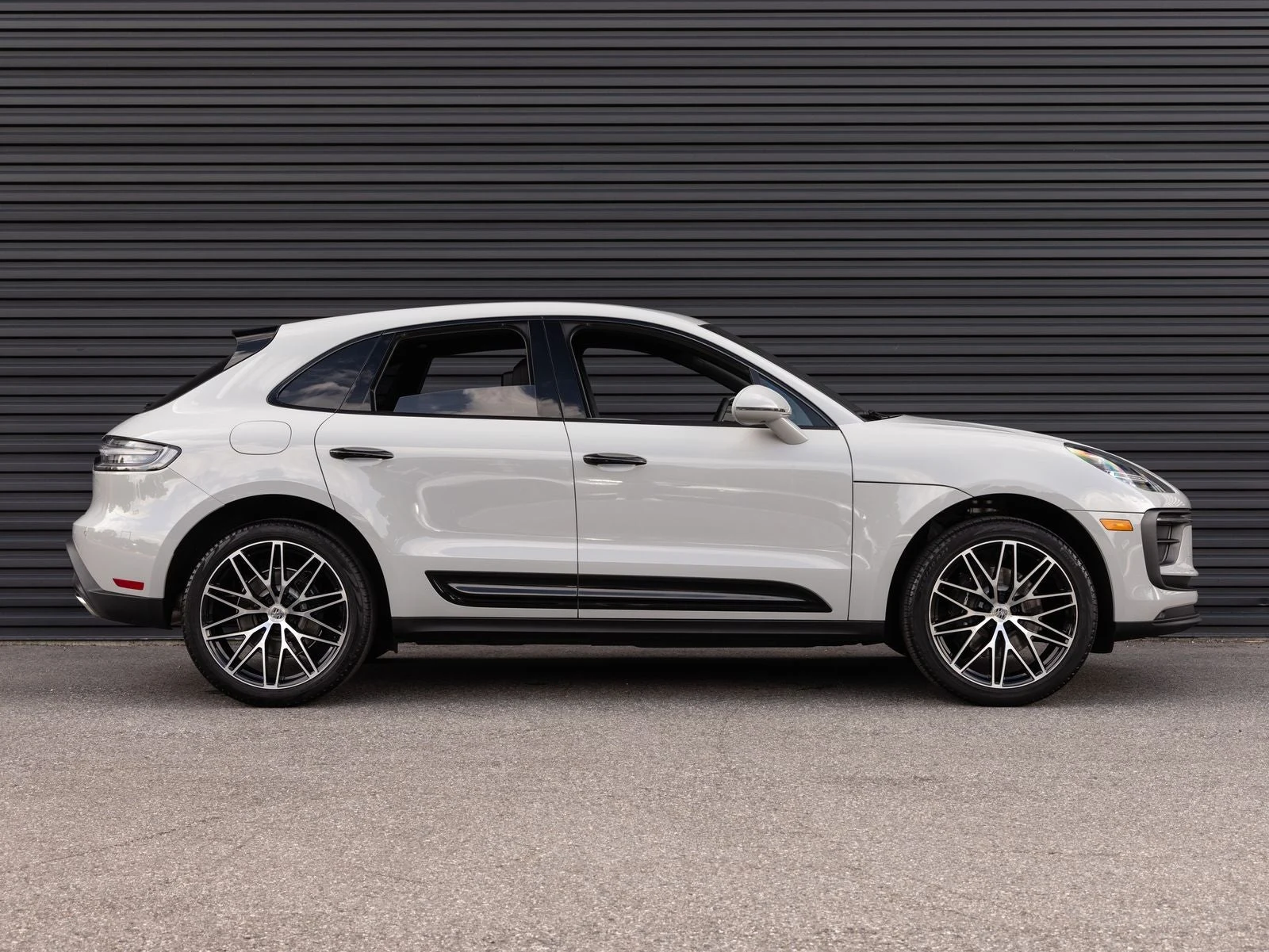 2025 Porsche Macan (95B), 8/20