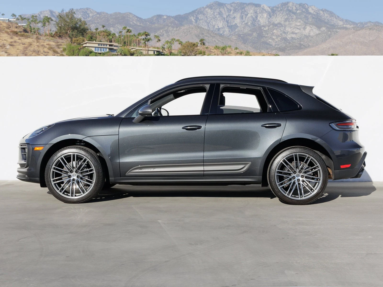 2026 Porsche Macan T (95B), 2/20