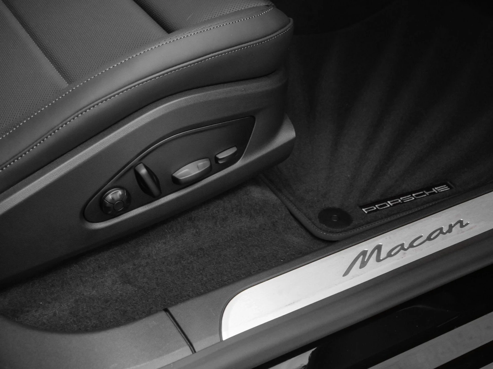 2025 Porsche Macan Electric (XAB), 18/20