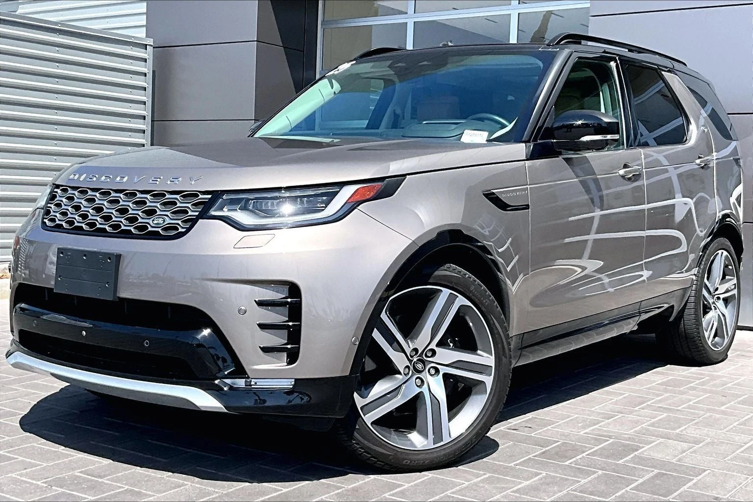 Land Rover Discovery Metropolitan Edition (L462) · Lantau Bronze Metallic · Indigo Auto Group
