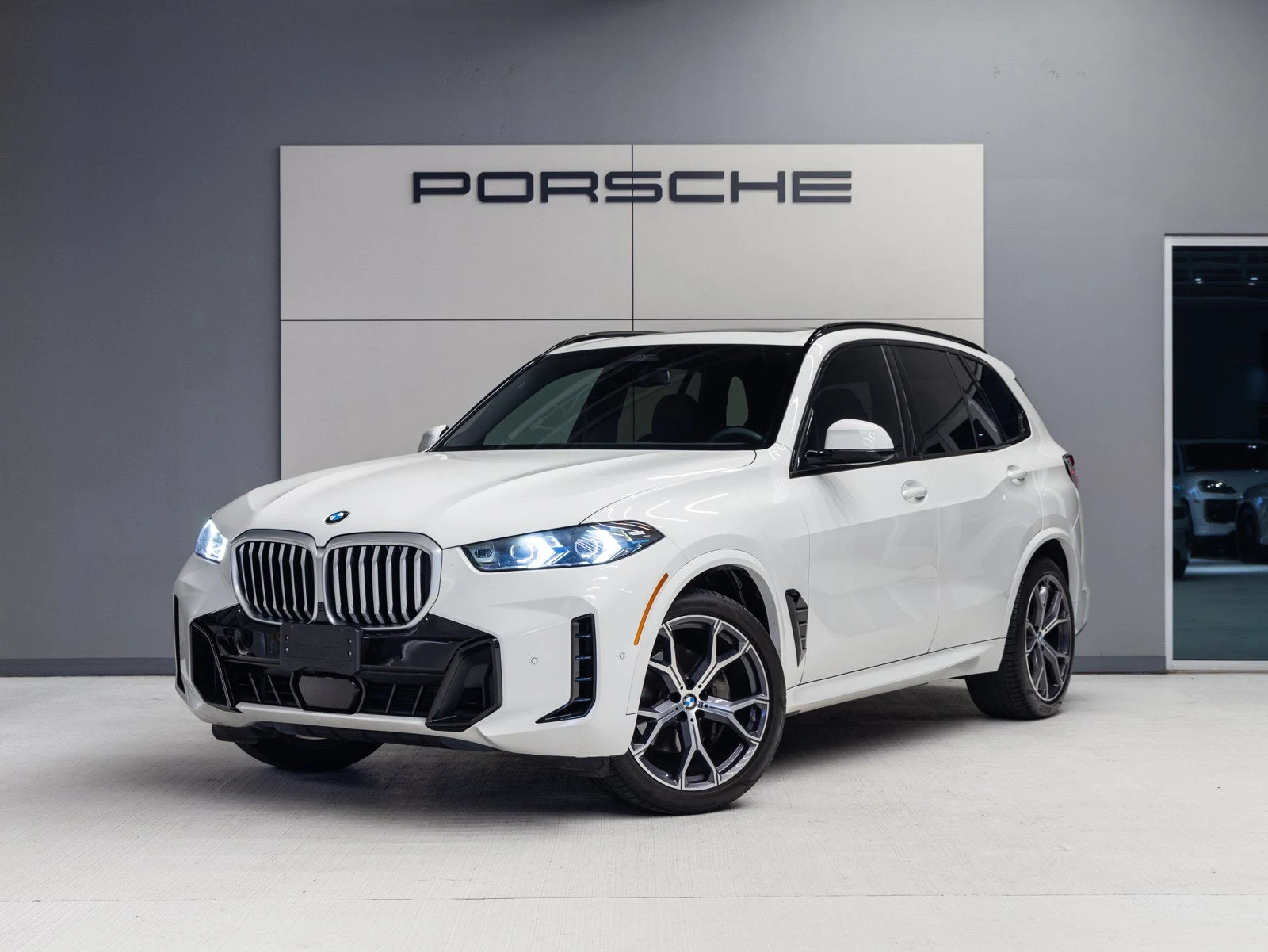BMW X5 sDrive40i (G05) · Alpine White · Indigo Auto Group
