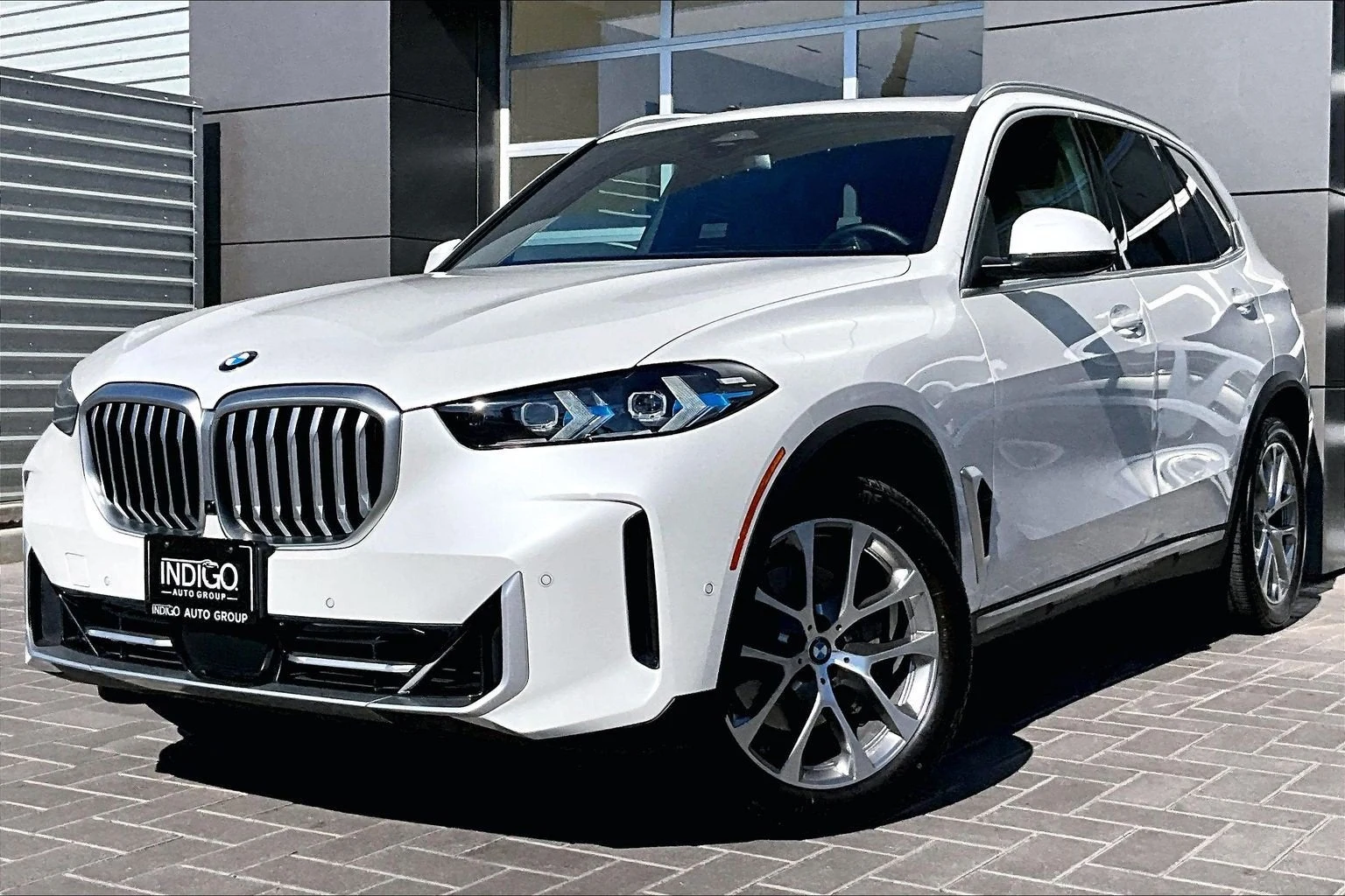 BMW X5 sDrive40i (G05) · Mineral White Metallic · Indigo Auto Group