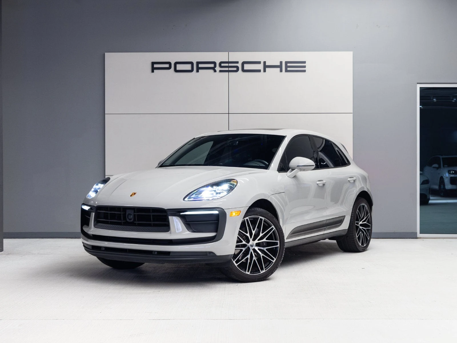 Porsche Macan (95B) · Chalk · Indigo Auto Group