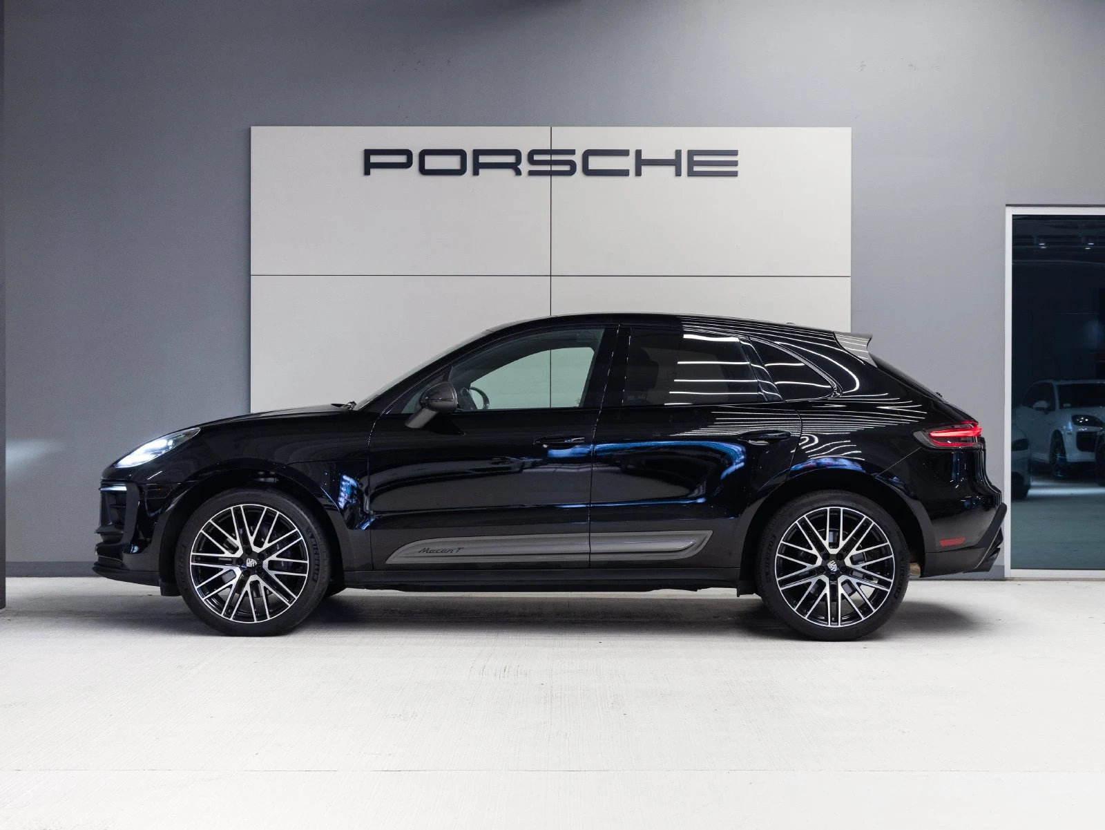 2023 Porsche Macan T (95B), 2/20