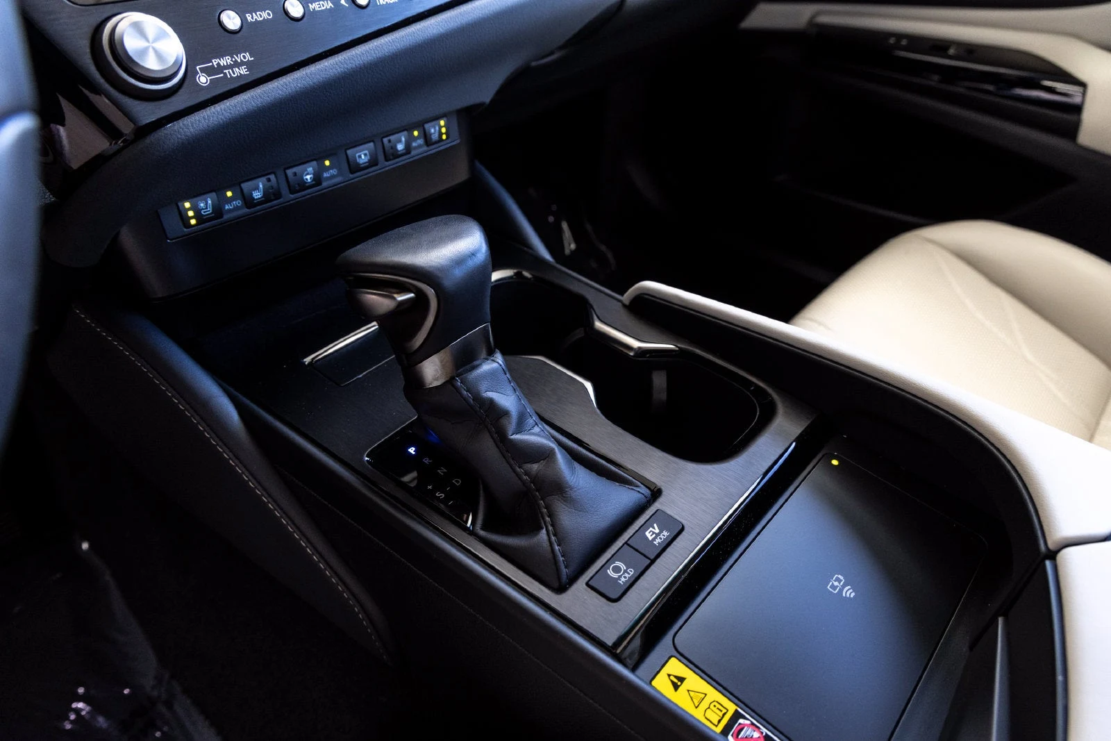 2024 Lexus ES 300h Luxury (XV70), 17/20