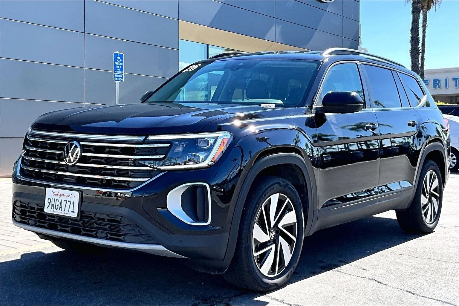 Volkswagen Atlas SE with Technology · Deep Black Pearl · Indigo Auto Group