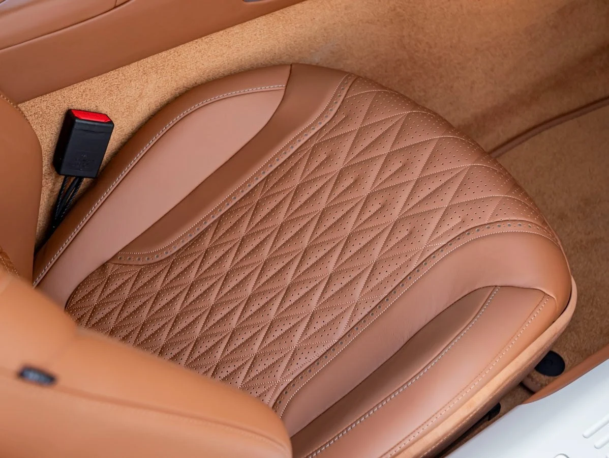 2026 Aston Martin DB12 Volante, 27/30