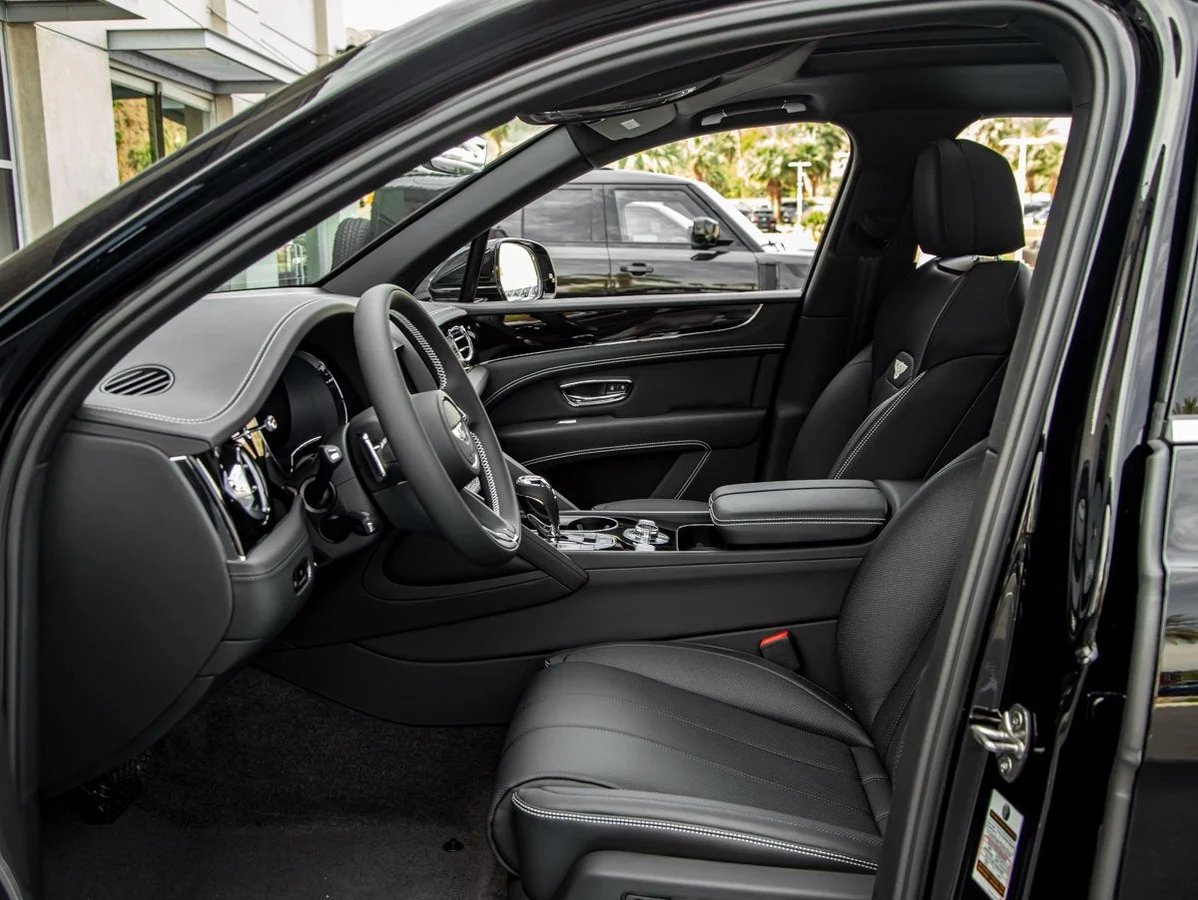 2025 Bentley Bentayga EWB V8, 3/30