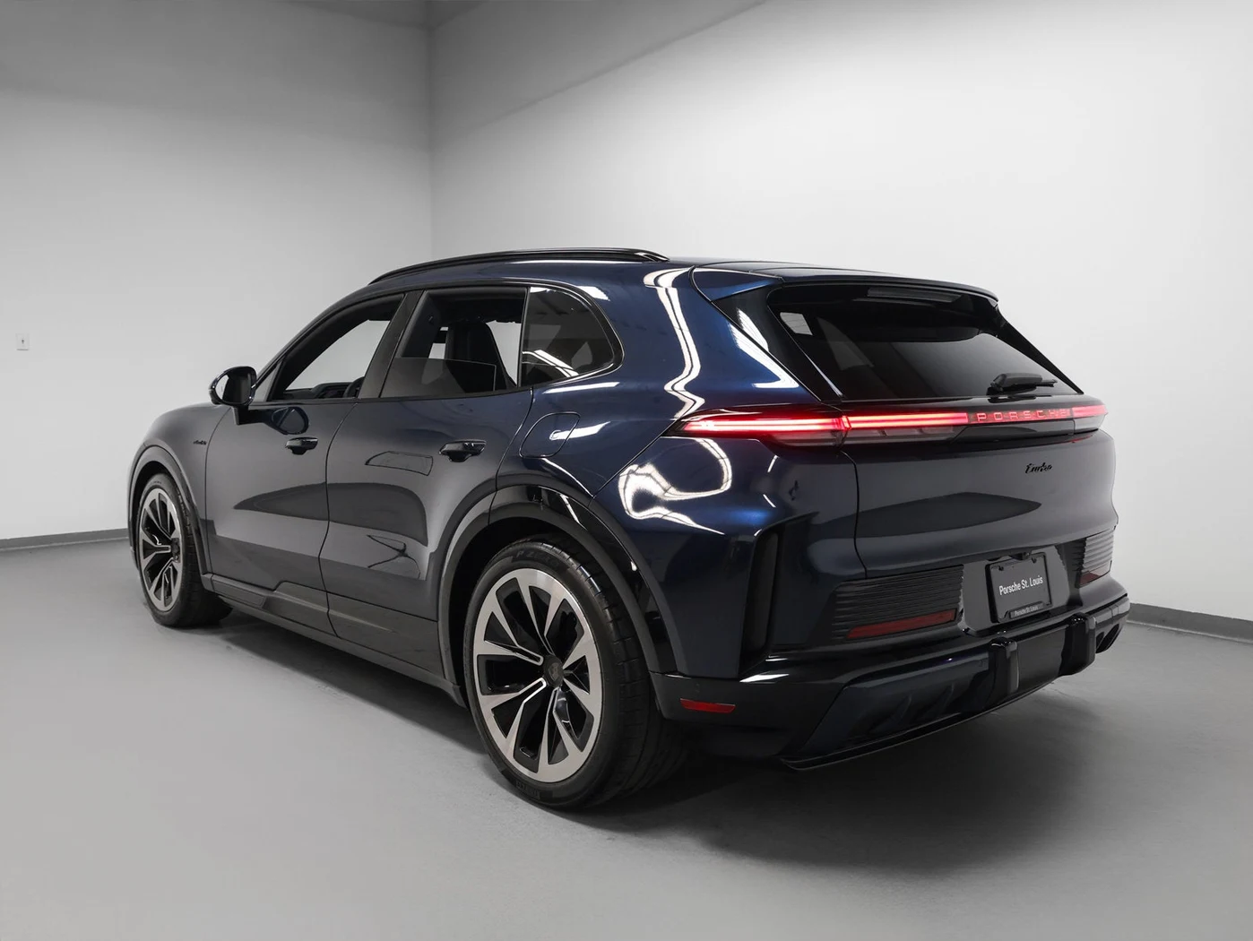 2026 Porsche Cayenne Turbo Electric (E4), 3/30