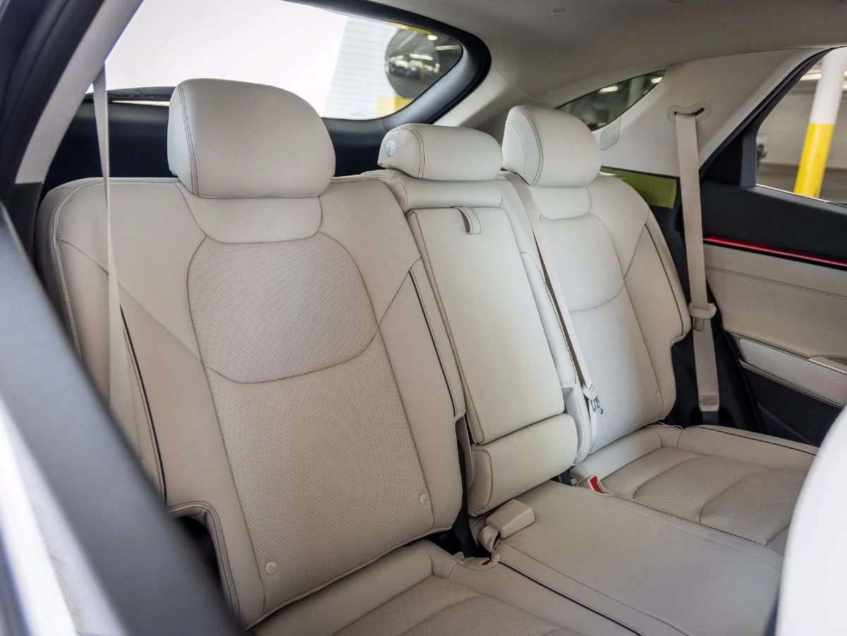 2027 Genesis GV70 2.5T Advanced (2024 Update), 24/27