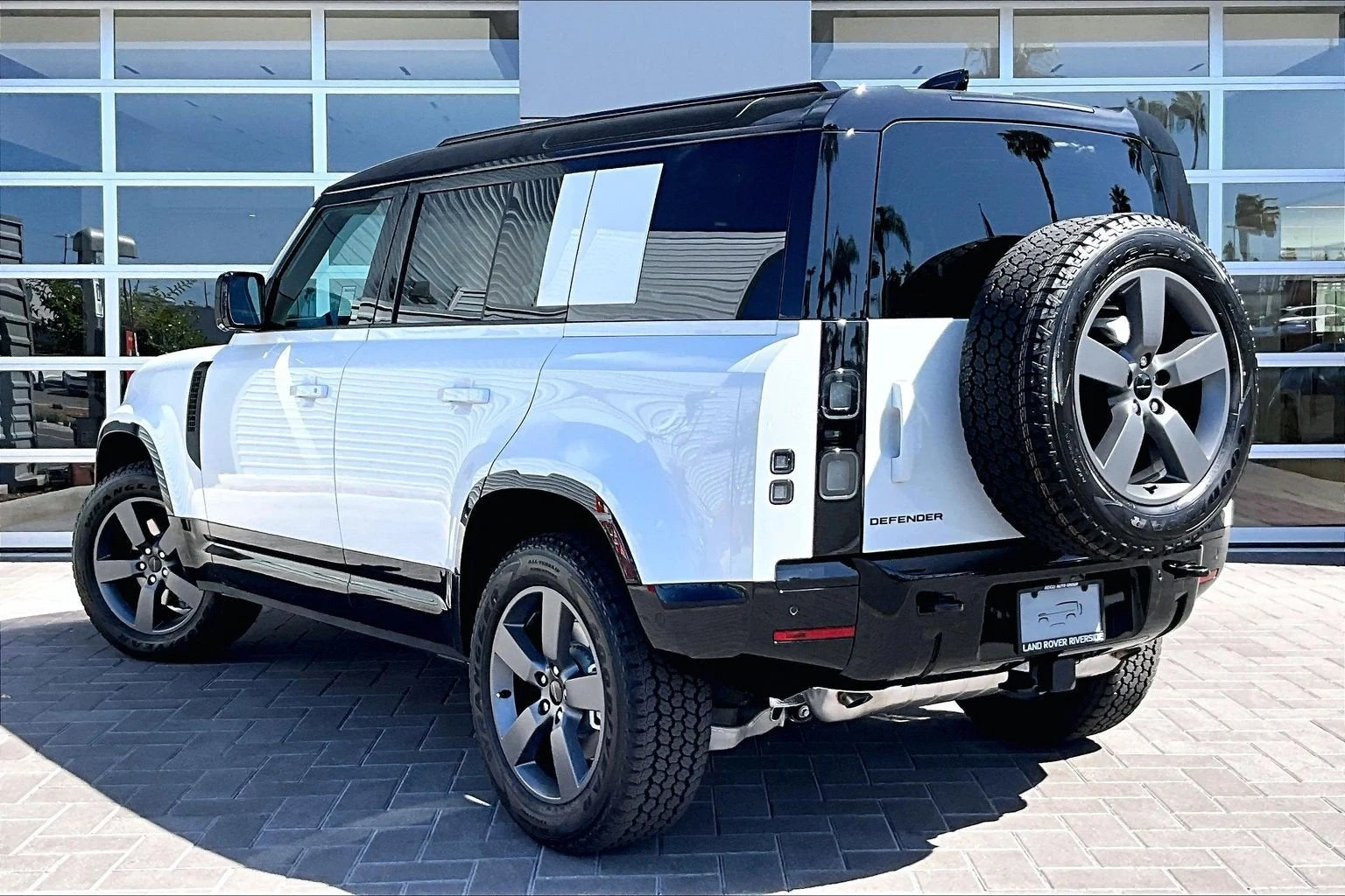 2026 Land Rover Defender 110 X-Dynamic SE (L663), 3/14