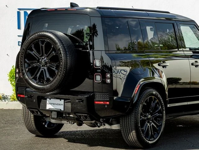 2026 Land Rover Defender OCTA Black, 7/30