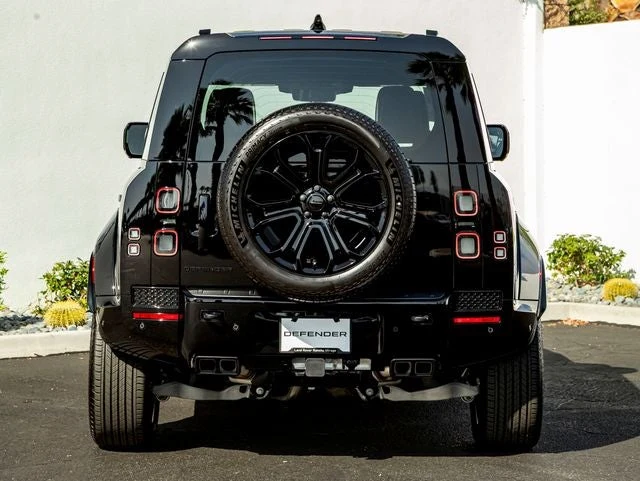 2026 Land Rover Defender OCTA Black, 8/30