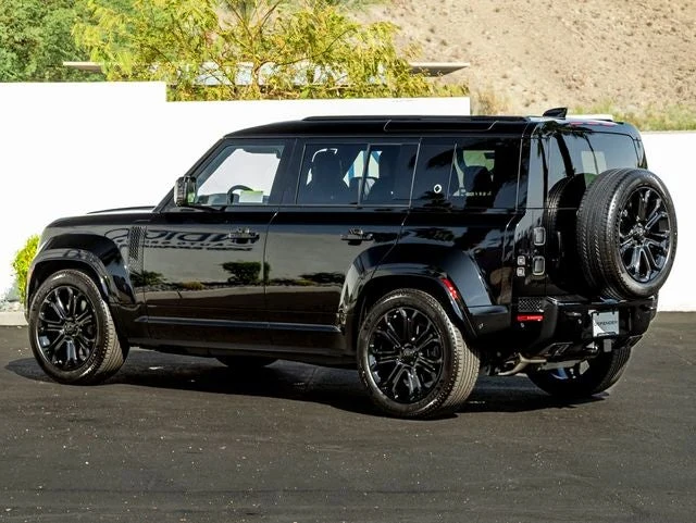 2026 Land Rover Defender OCTA Black, 9/30