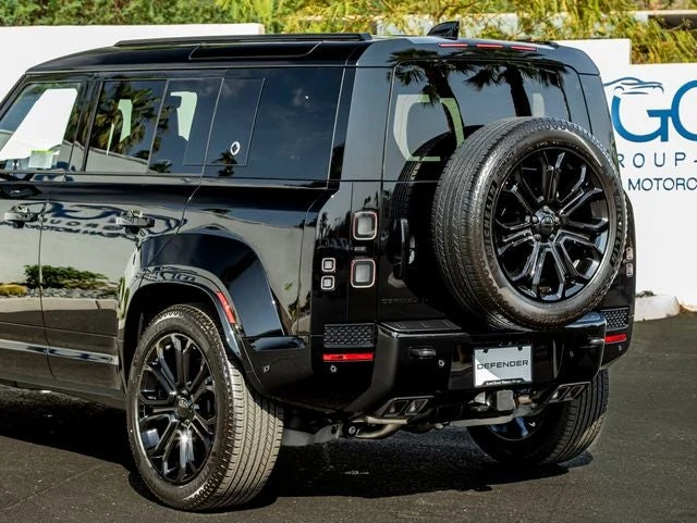 2026 Land Rover Defender OCTA Black, 10/30