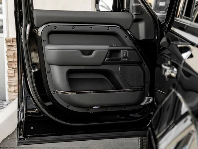2026 Land Rover Defender OCTA Black, 12/30