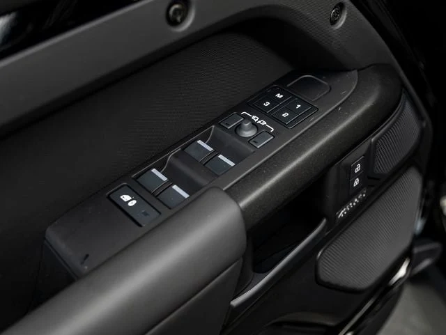 2026 Land Rover Defender OCTA Black, 13/30
