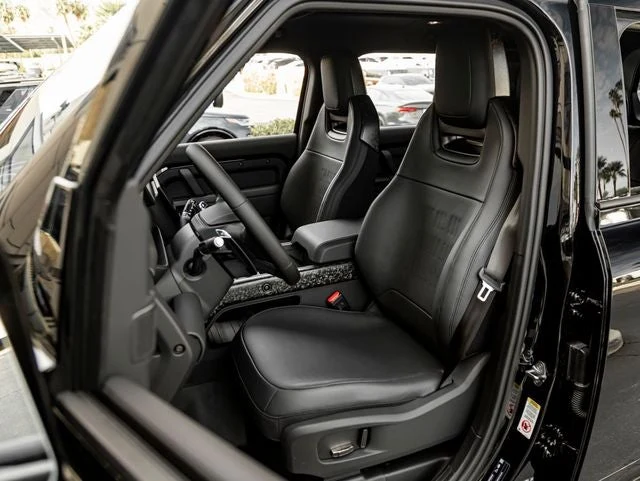 2026 Land Rover Defender OCTA Black, 14/30