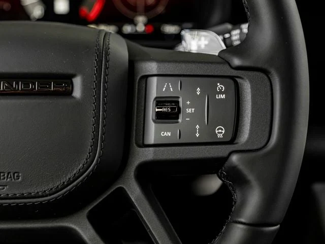 2026 Land Rover Defender OCTA Black, 23/30