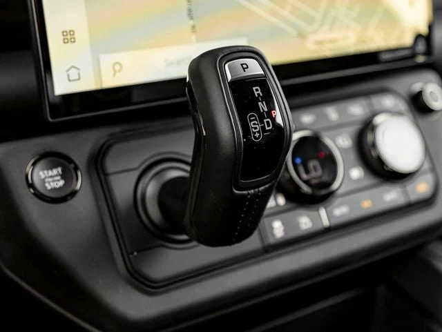 2026 Land Rover Defender OCTA Black, 26/30