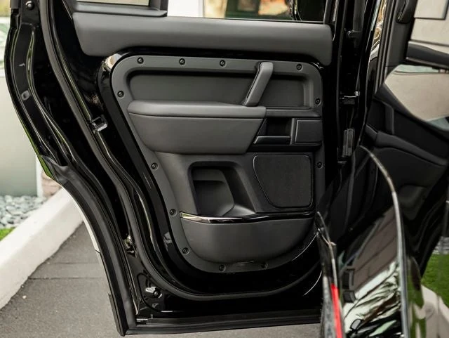 2026 Land Rover Defender OCTA Black, 27/30