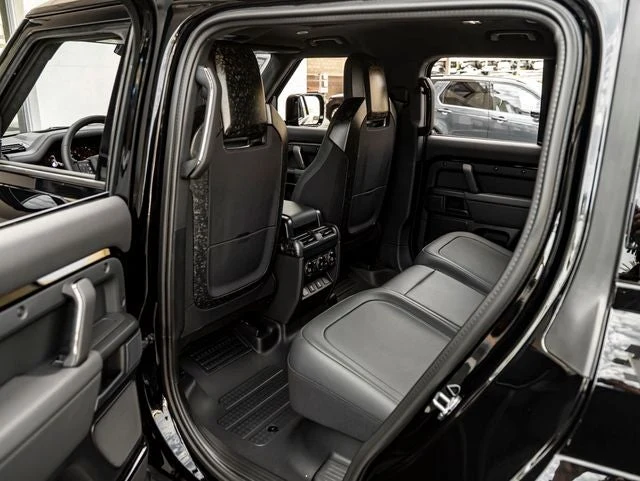 2026 Land Rover Defender OCTA Black, 28/30