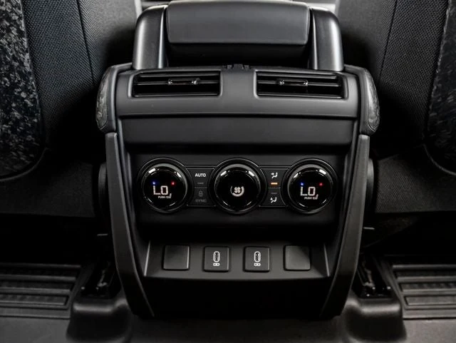 2026 Land Rover Defender OCTA Black, 30/30