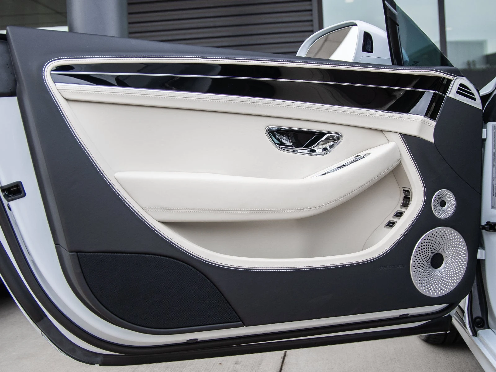 2025 Bentley Continental GTC V8 (3rd Generation), 23/30