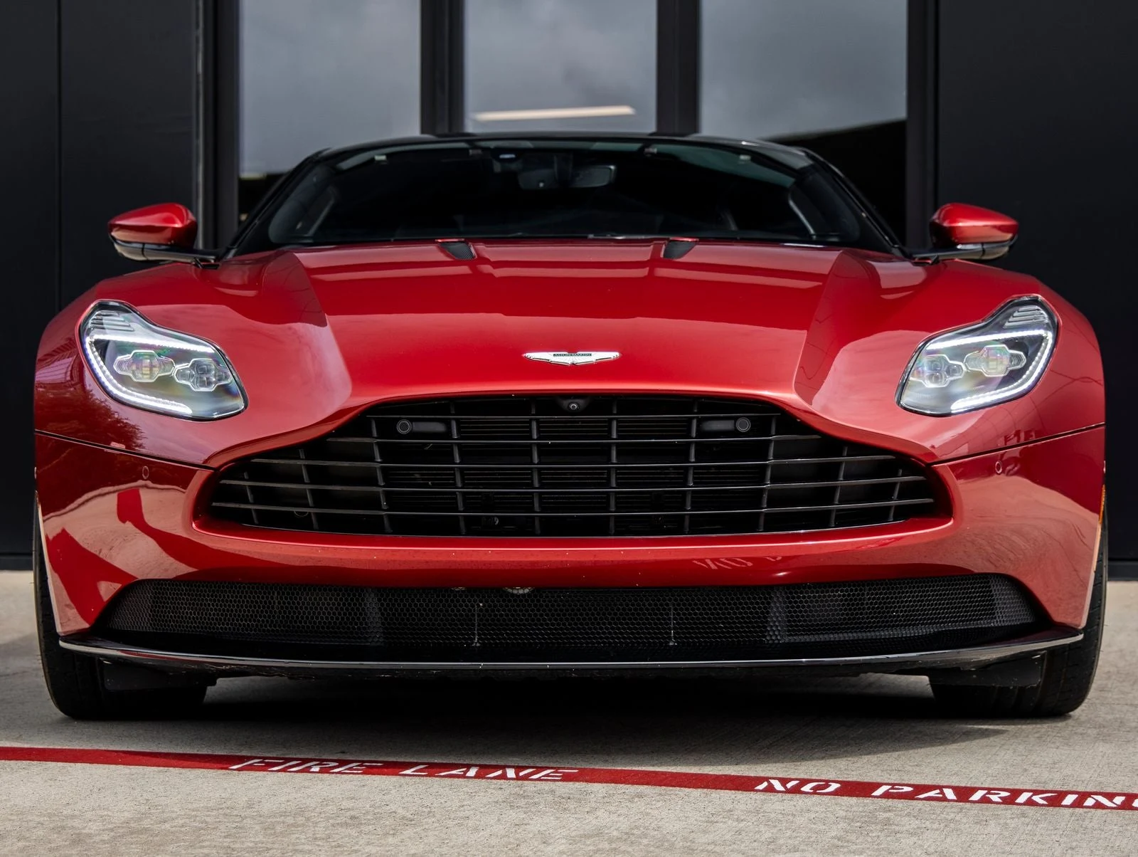 2017 Aston Martin DB11 V12, 4/30