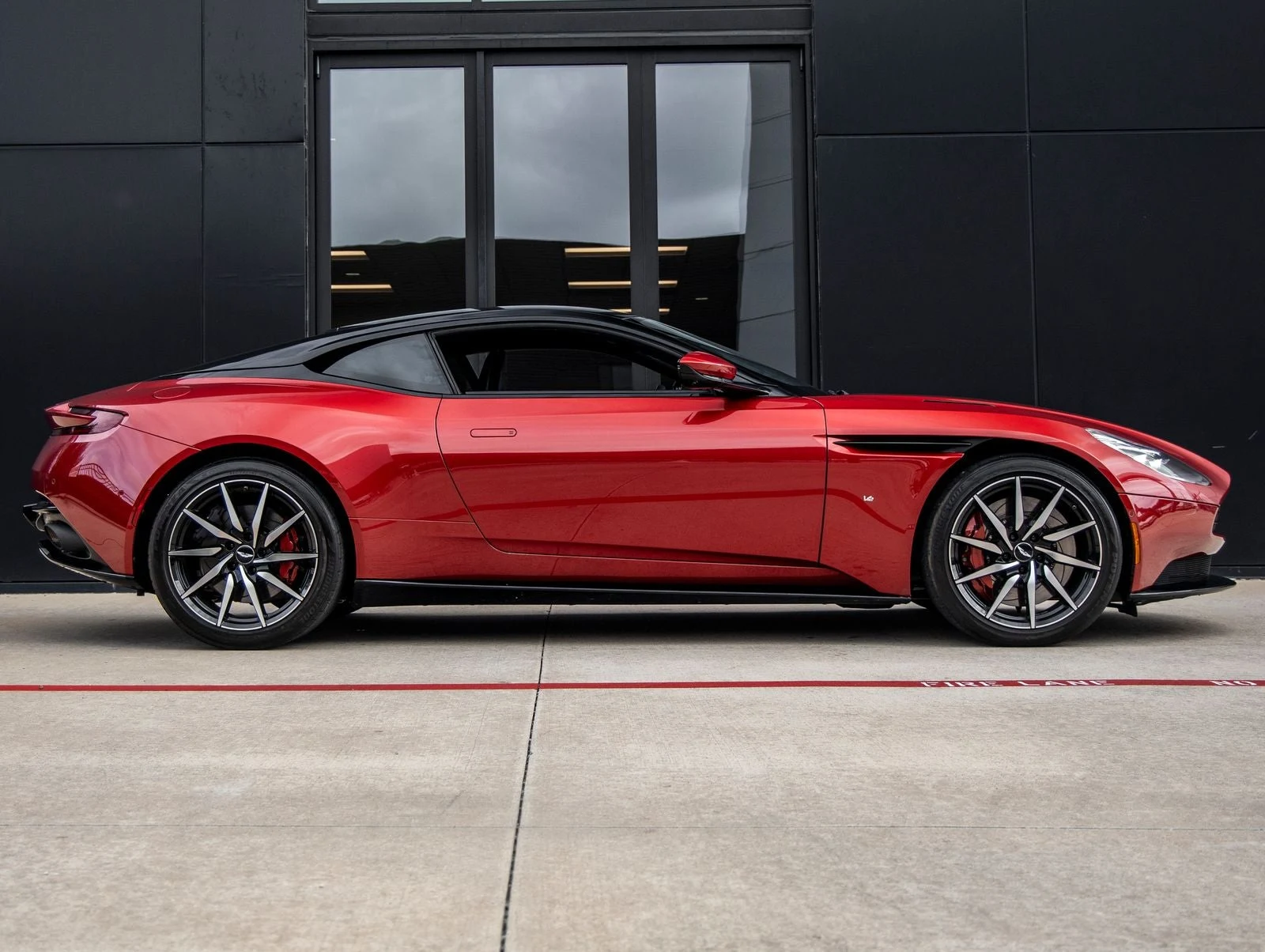 2017 Aston Martin DB11 V12, 10/30
