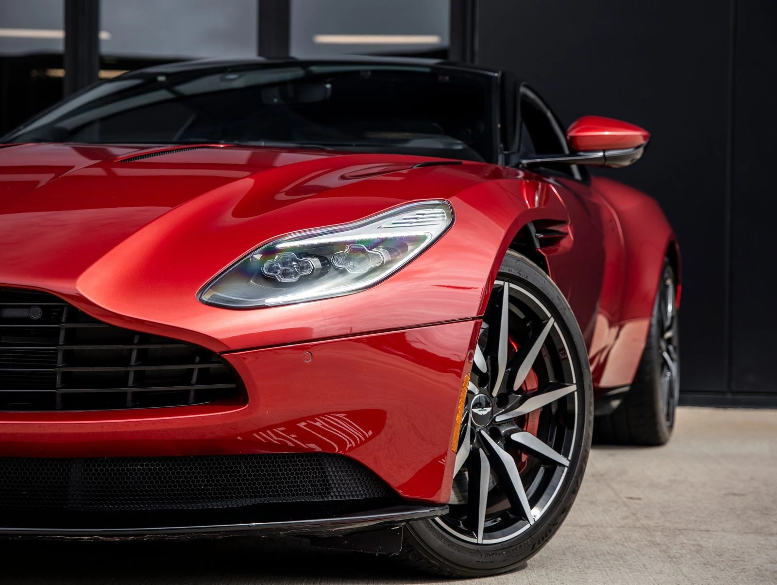 2017 Aston Martin DB11 V12, 15/30