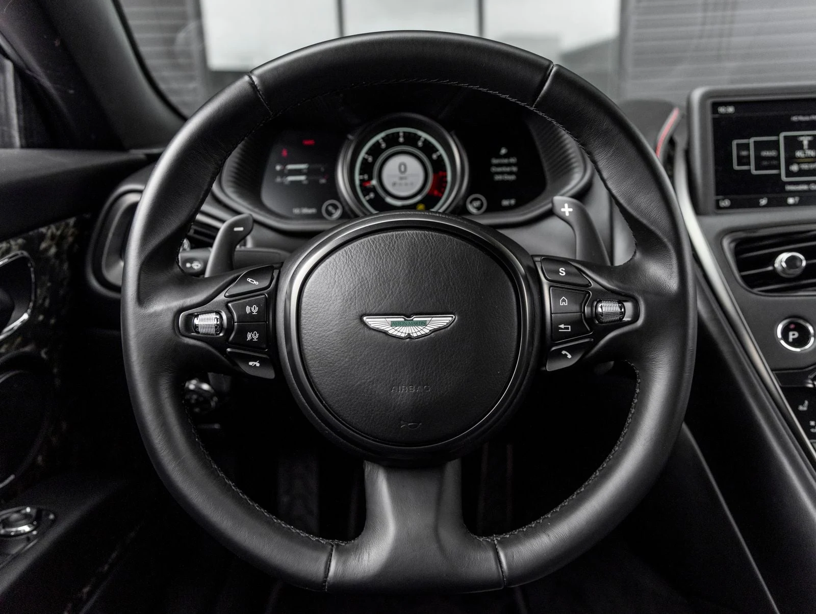 2017 Aston Martin DB11 V12, 29/30