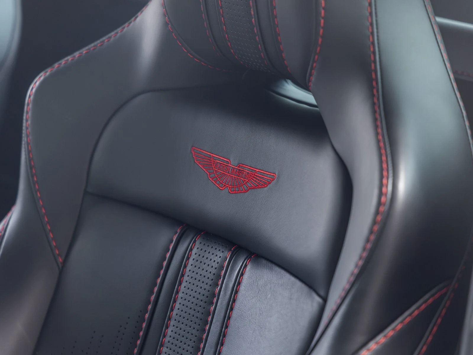 2023 Aston Martin Vantage (2024 Update), 25/30