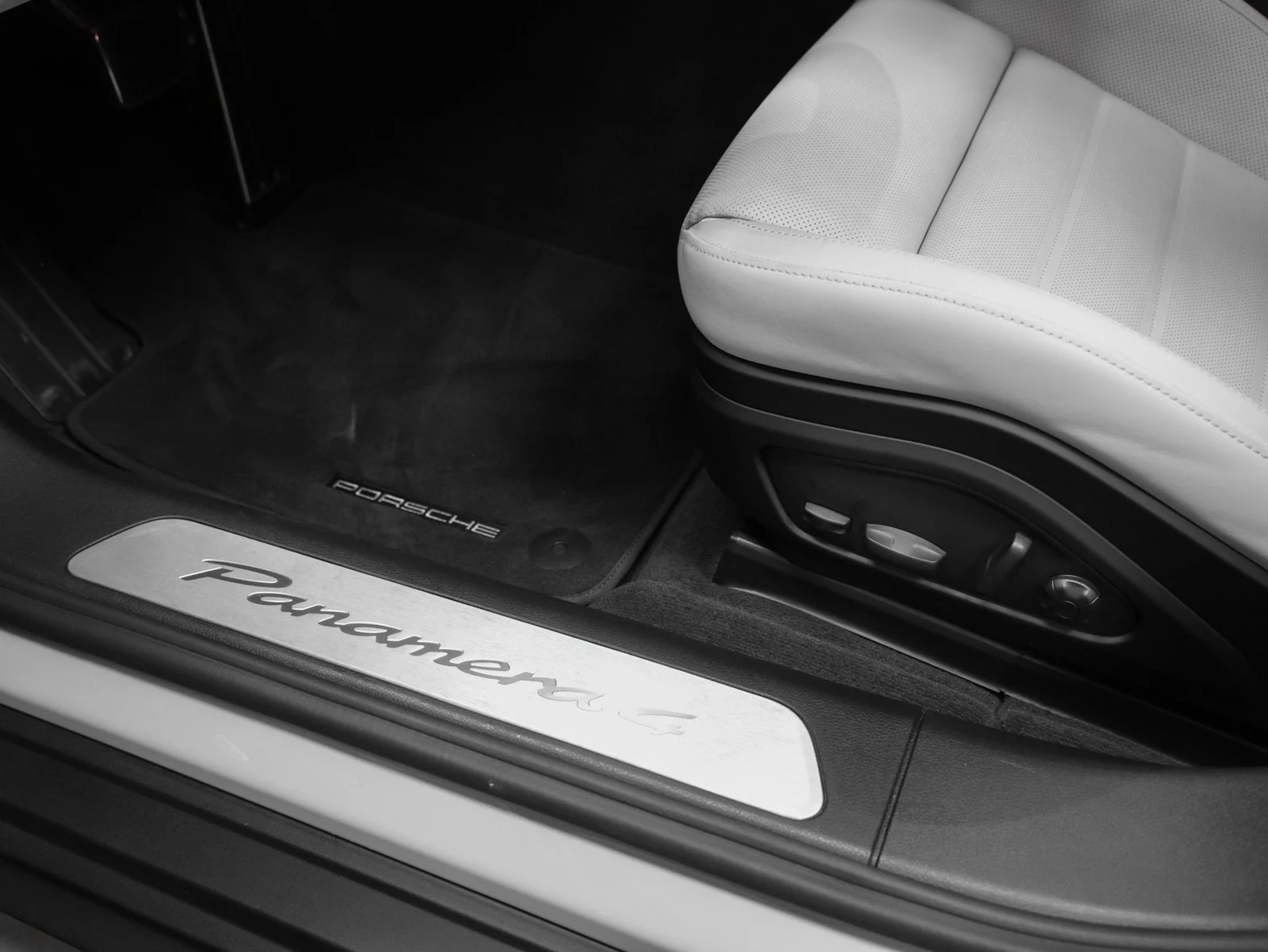 2026 Porsche Panamera 4 (976), 28/30