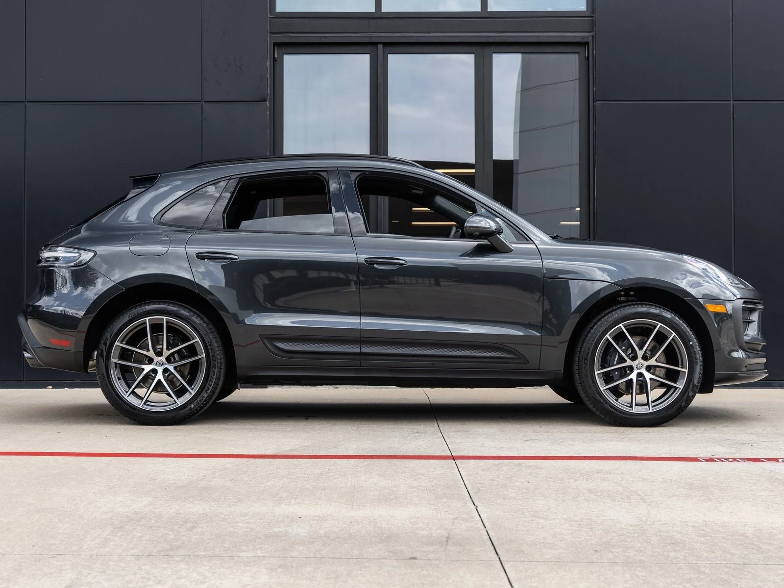 2026 Porsche Macan (95B), 12/30