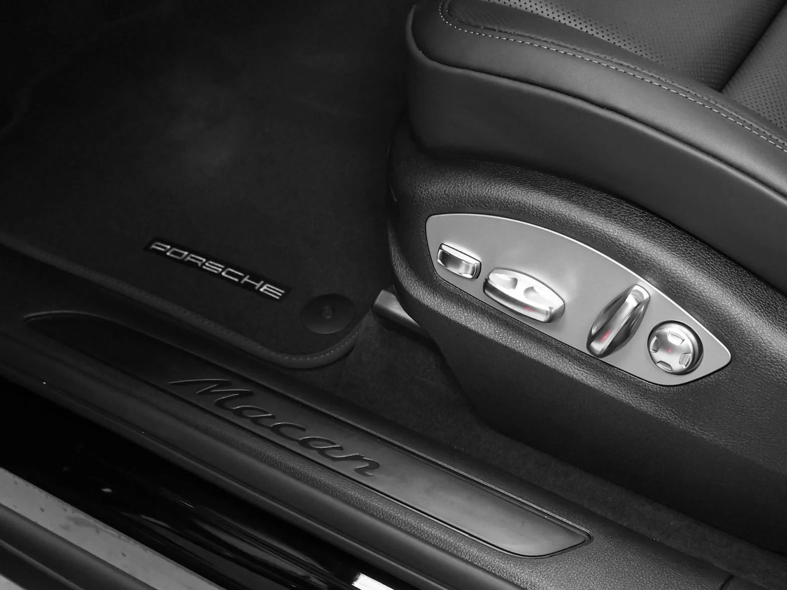 2026 Porsche Macan (95B), 24/30