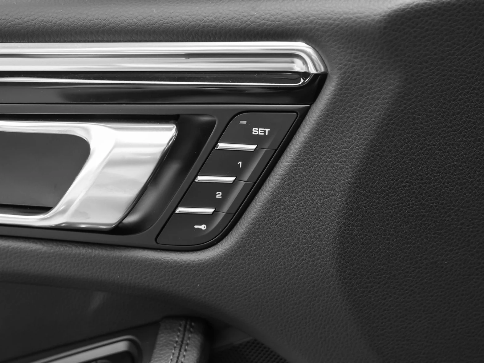 2026 Porsche Macan (95B), 25/30