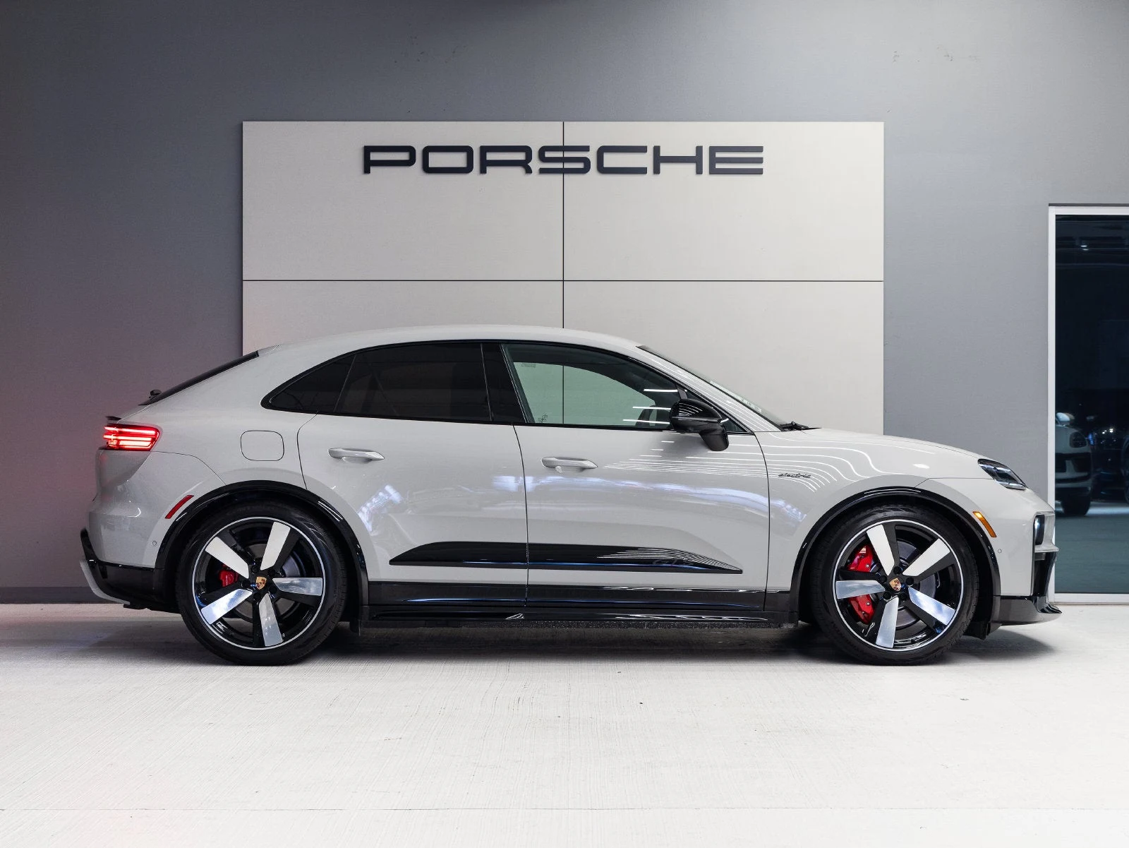 2026 Porsche Macan GTS Electric (XAB), 8/30