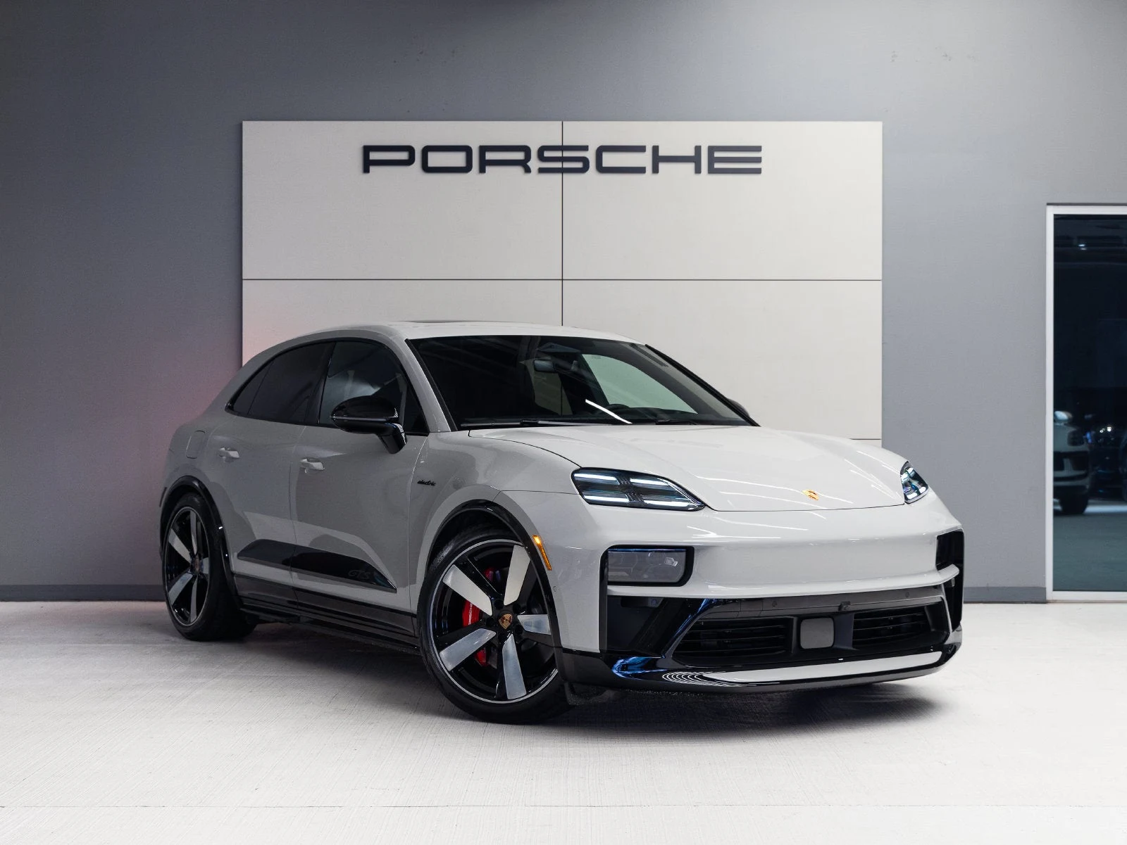 2026 Porsche Macan GTS Electric (XAB), 9/30