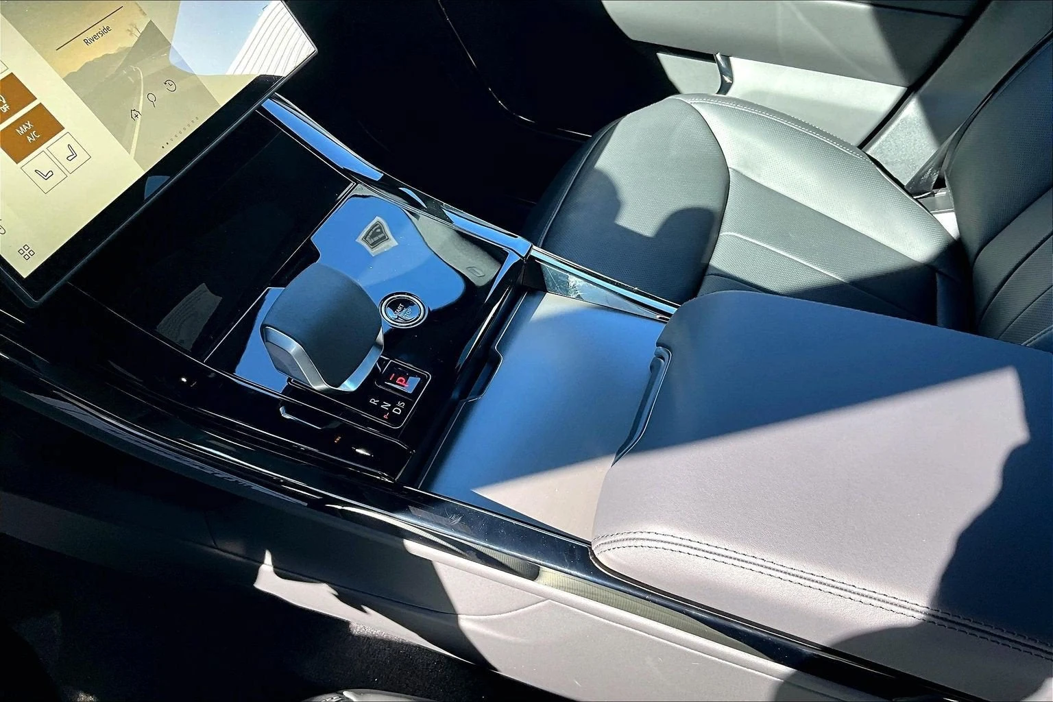2027 Land Rover Range Rover Sport SE interior, Ebony