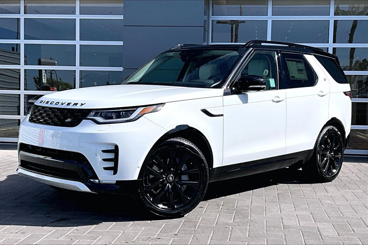 2026 Land Rover Discovery Dynamic SE for sale, exterior, Fuji White