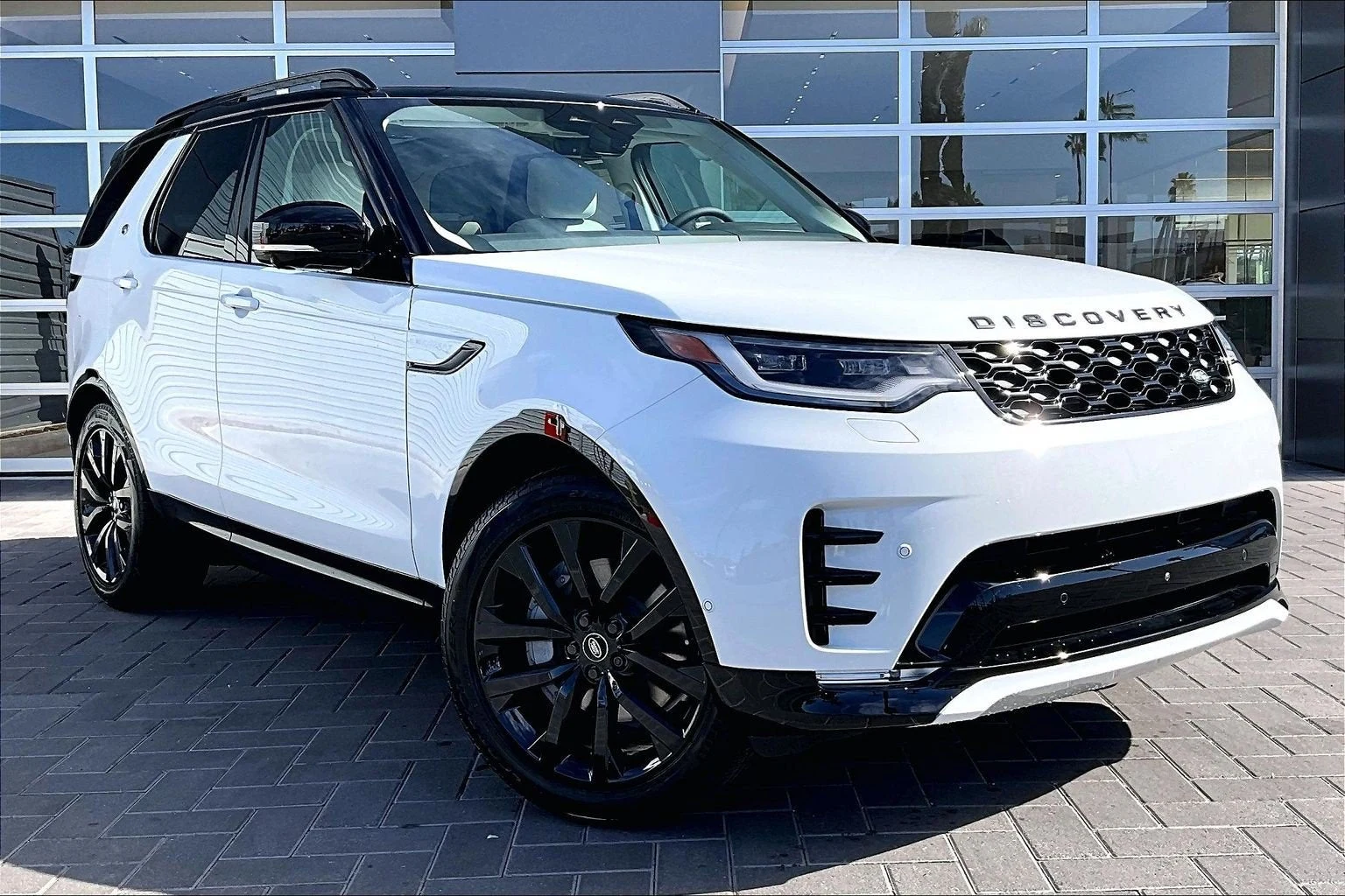 2026 Land Rover Discovery Dynamic SE for sale, exterior, Fuji White