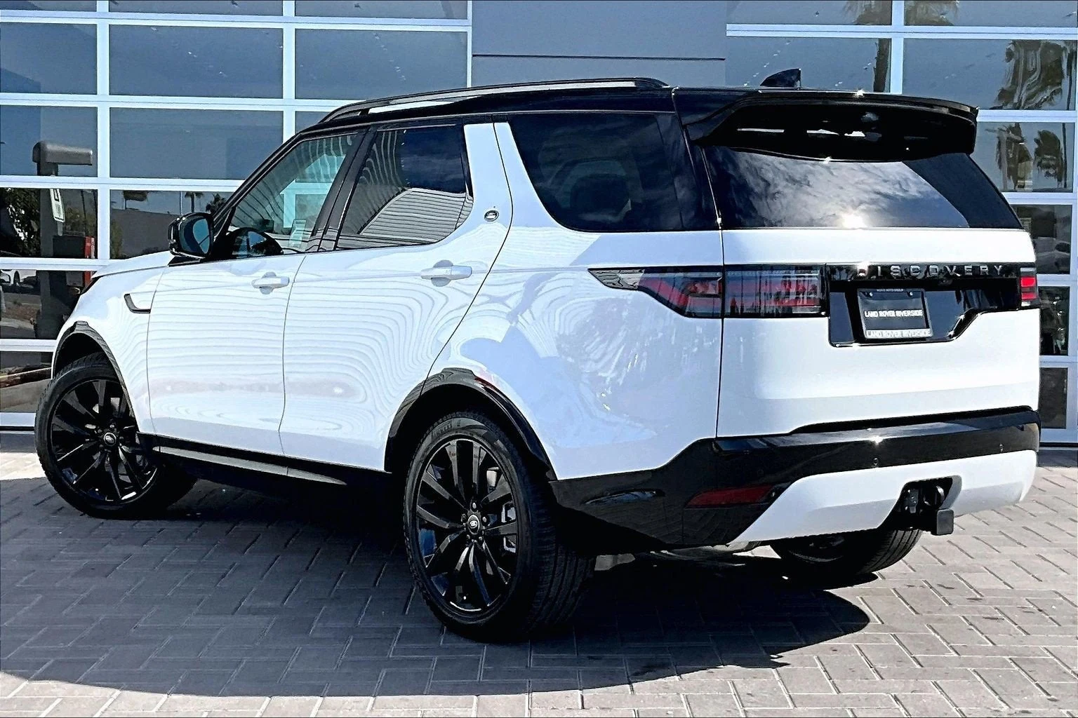 2026 Land Rover Discovery Dynamic SE for sale, exterior, Fuji White