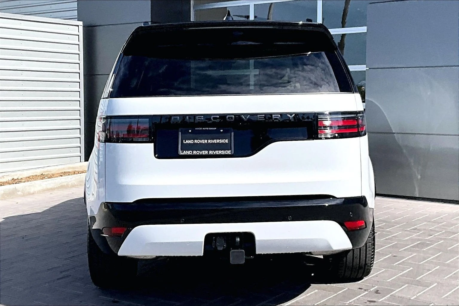 2026 Land Rover Discovery Dynamic SE, rear three-quarter view, Fuji White