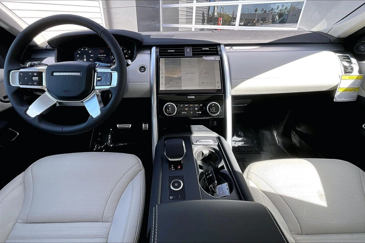 2026 Land Rover Discovery Dynamic SE interior, dashboard, Light Oyster/Ebony