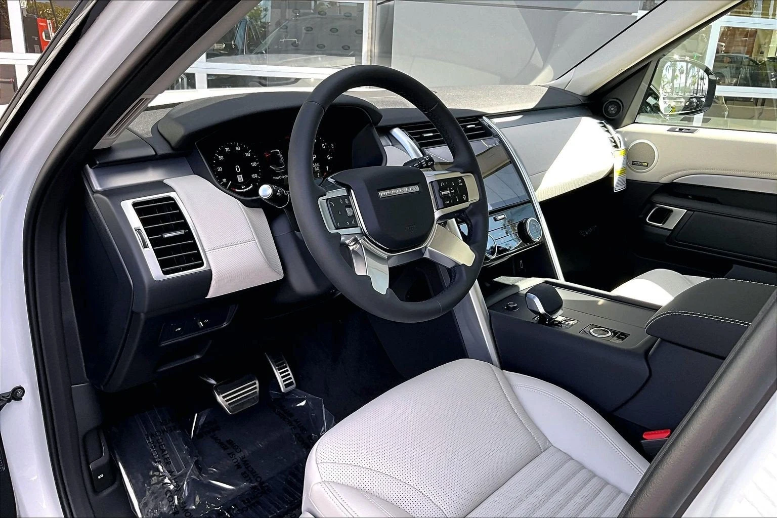 2026 Land Rover Discovery Dynamic SE interior, dashboard, Light Oyster/Ebony