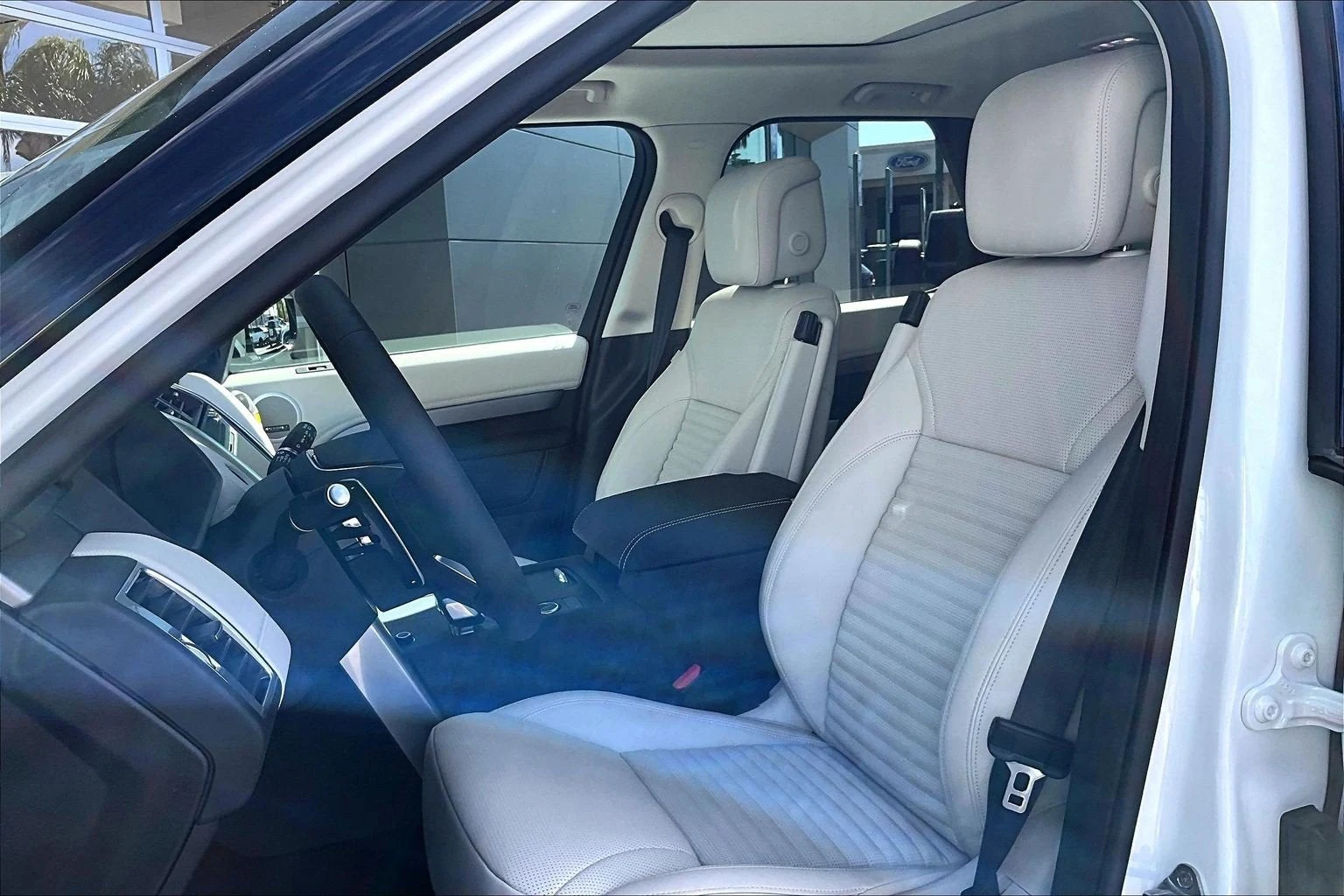 2026 Land Rover Discovery Dynamic SE interior, seats, Light Oyster/Ebony