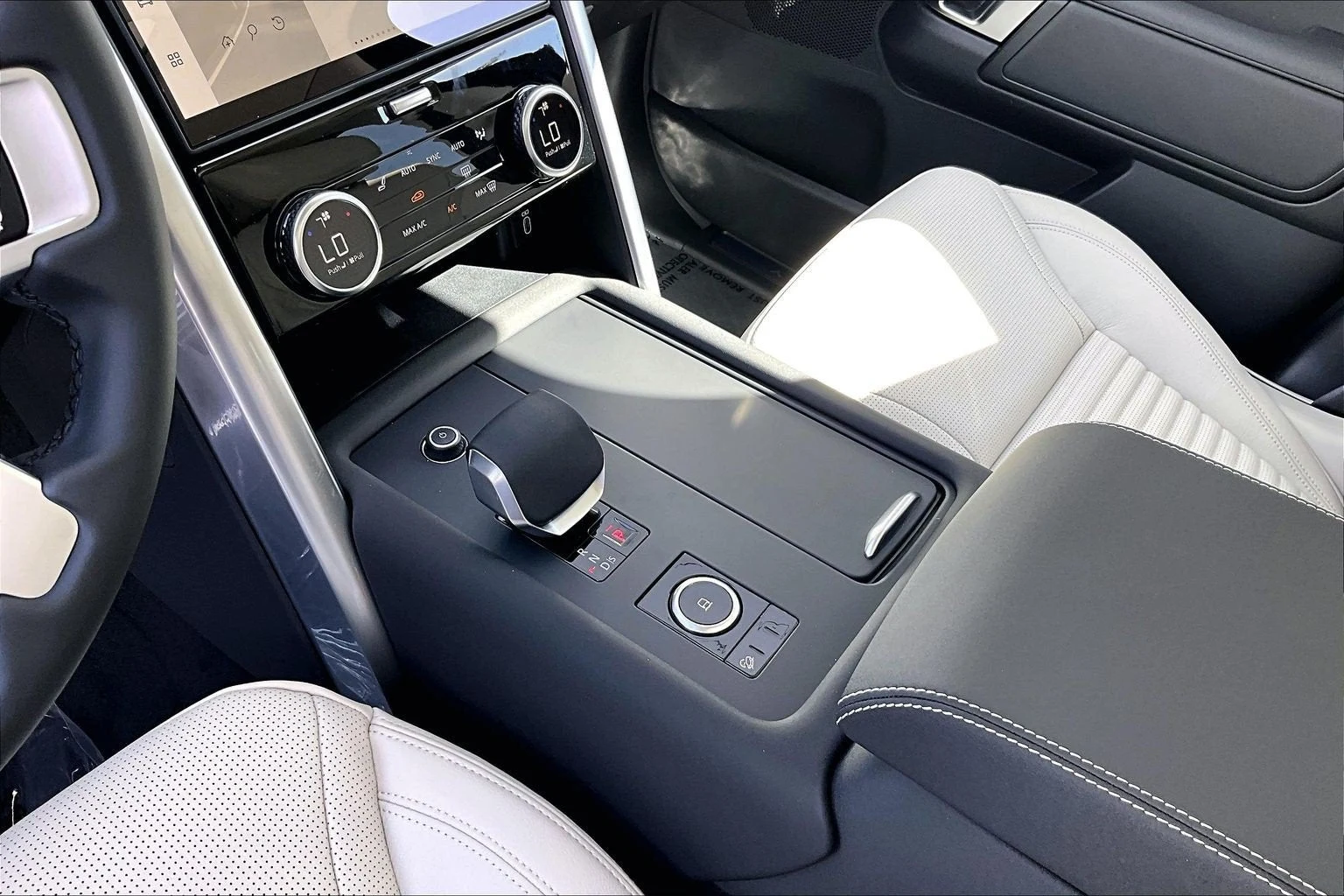 2026 Land Rover Discovery Dynamic SE interior, center console, Light Oyster/Ebony
