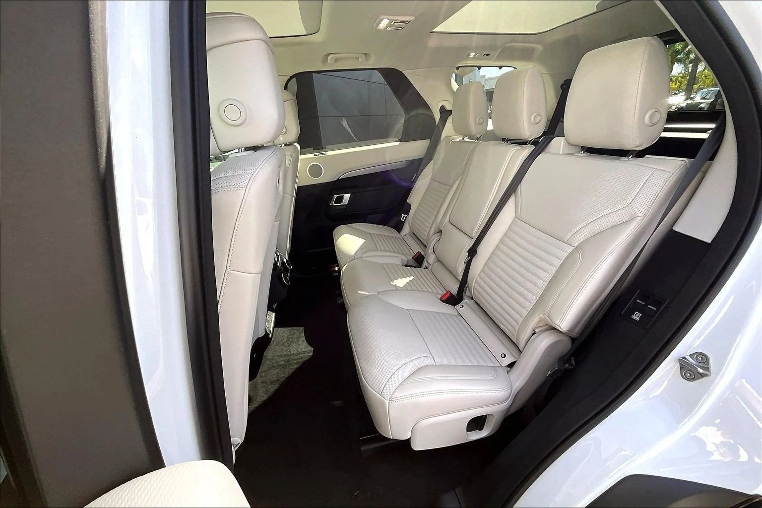 2026 Land Rover Discovery Dynamic SE interior, seats, Light Oyster/Ebony