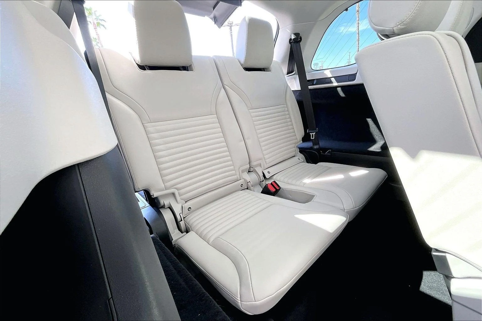 2026 Land Rover Discovery Dynamic SE interior, seats, Light Oyster/Ebony